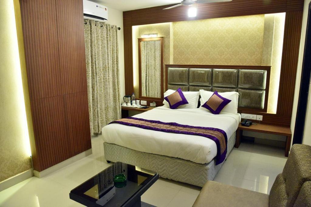 ไพน์ทรี บูทิก โฮเต็ล - กรีมส์ โร้ด Hotel เชนไน ภายนอก รูปภาพ